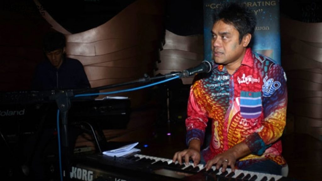 Mengulik Karier Dwiki Dharmawan: 5 Momen Musik Paling Populer 3 Mengulik Karier Dwiki Dharmawan: 5 Momen Musik Paling Populer