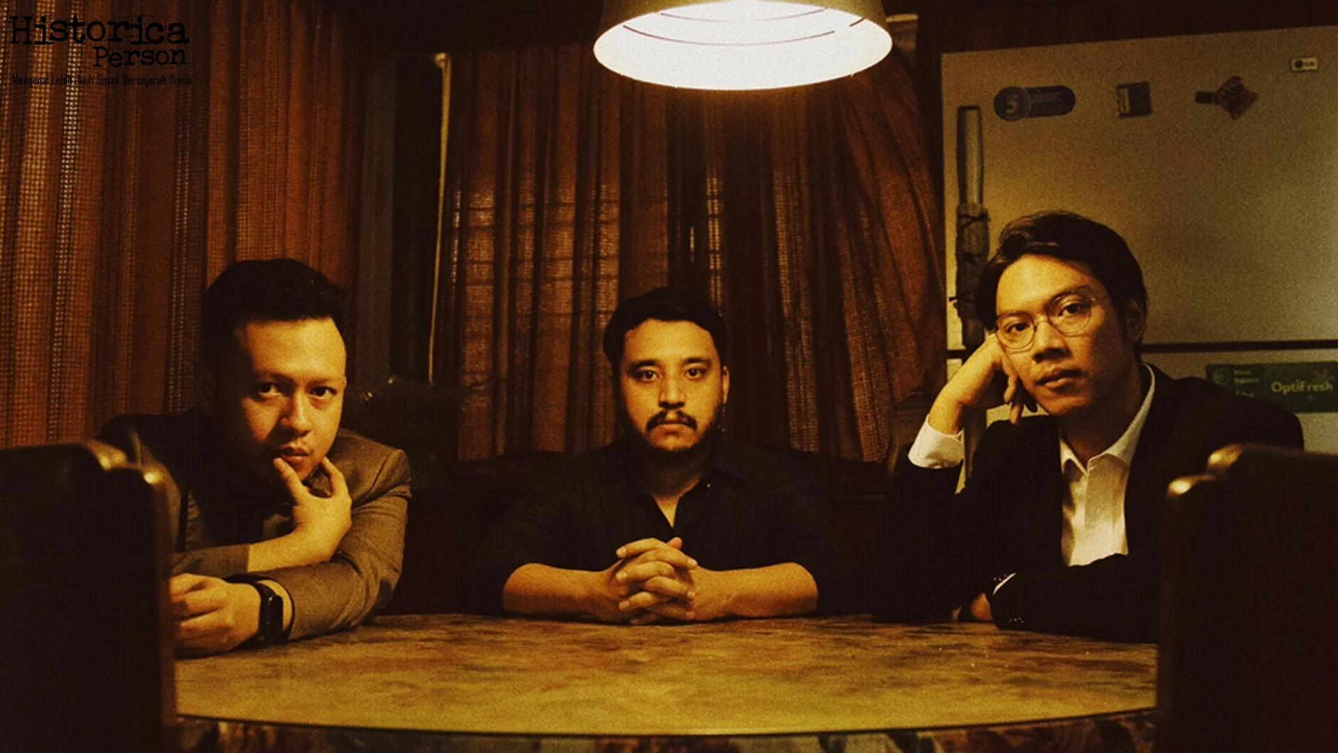 4 Gaya Unik Penyanyi Band Perunggu yang Membuat Fans Terpesona