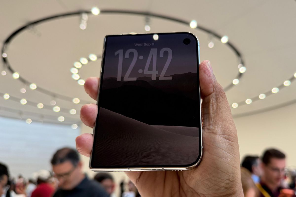 iPhone Duo dalam posisi terbuka dan terlipat